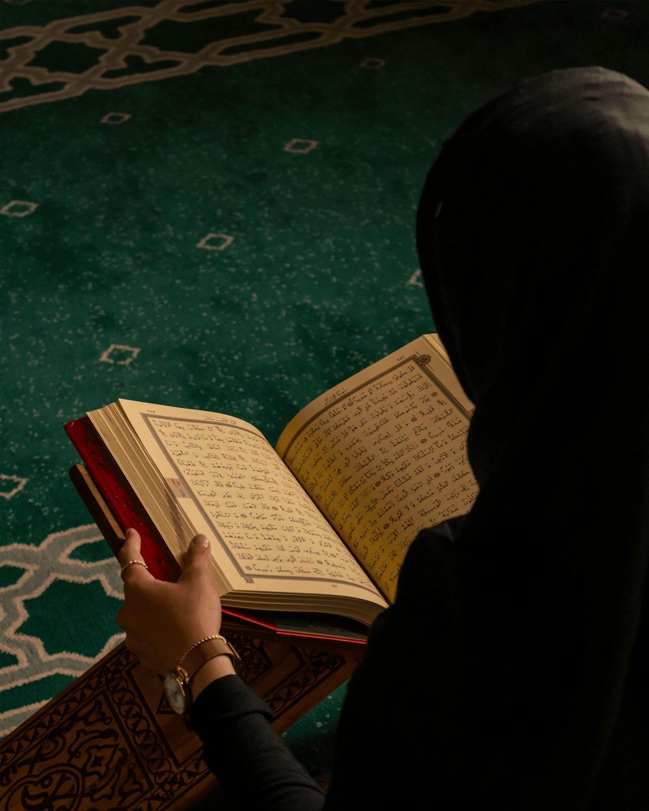 Femme qui lis dans une mosquée